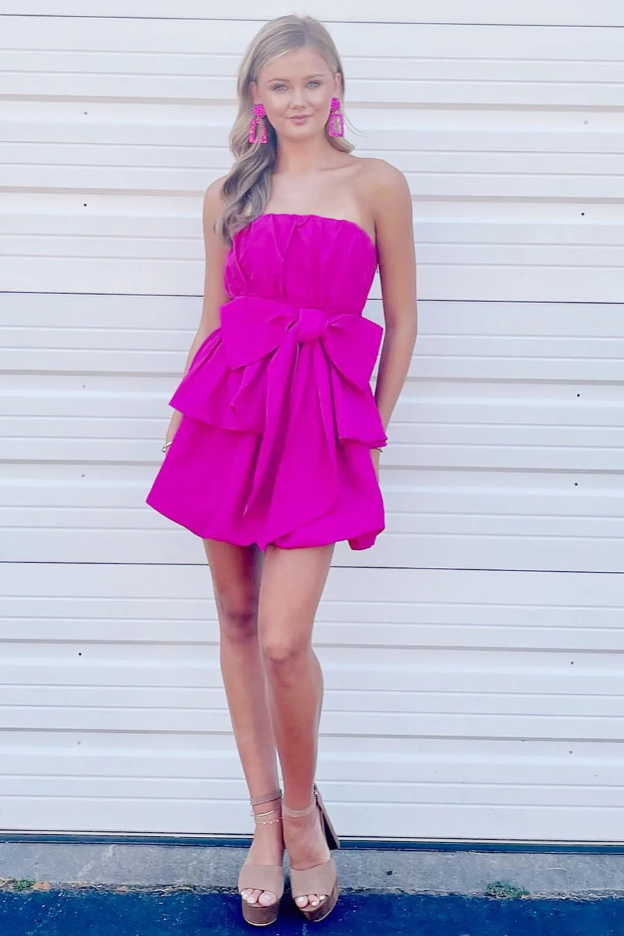 Vestido corto de fiesta de bienvenida sin tirantes y con lazo al frente
